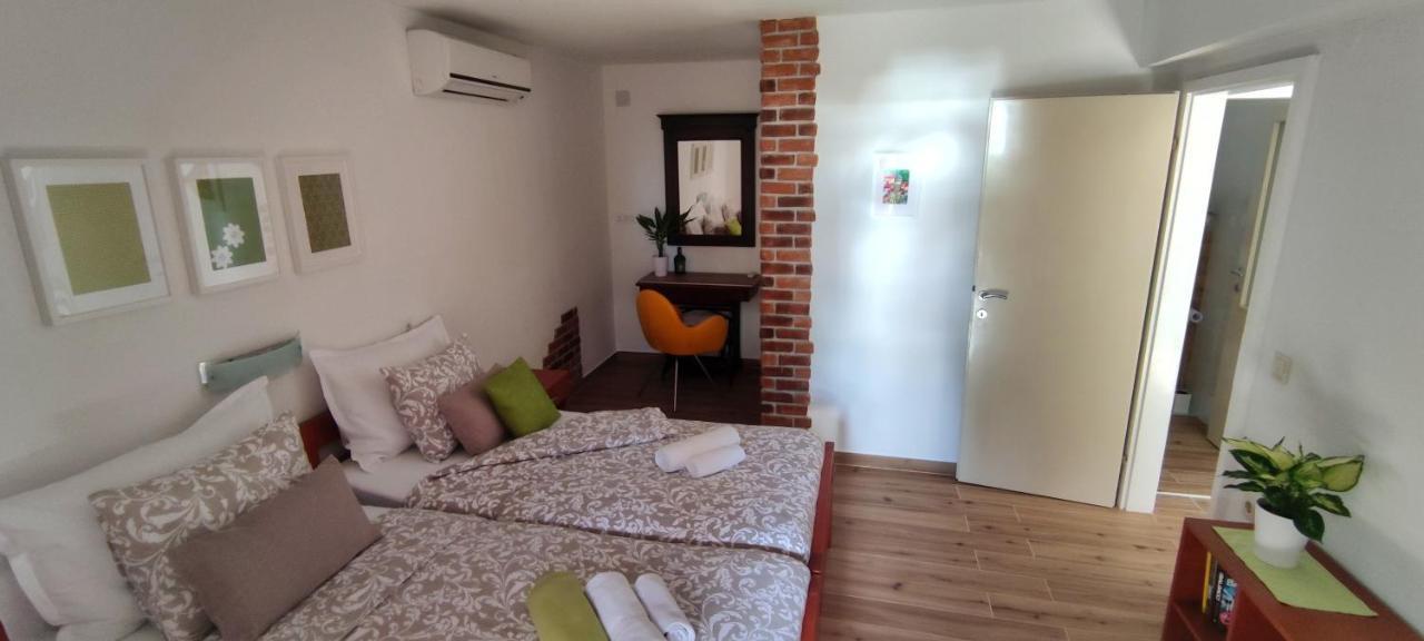 Apartments Mare ฮวาร์ ภายนอก รูปภาพ