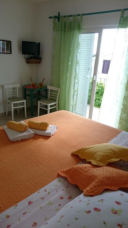 Apartments Mare ฮวาร์ ภายนอก รูปภาพ